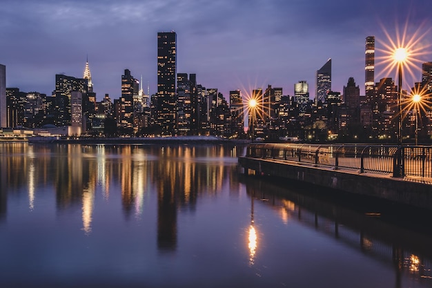 La ville éclairée la nuit