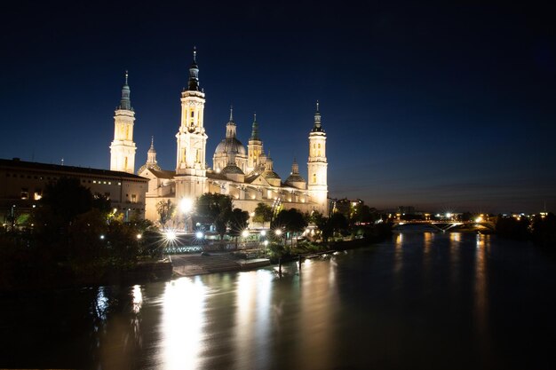 Photo la ville éclairée la nuit