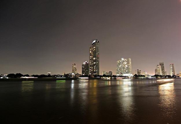 La ville éclairée la nuit