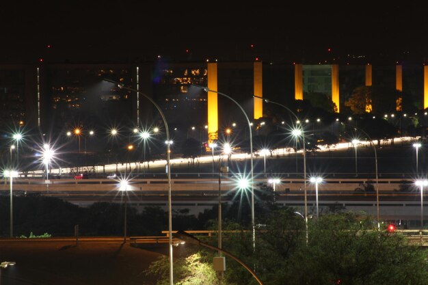 Photo la ville éclairée la nuit