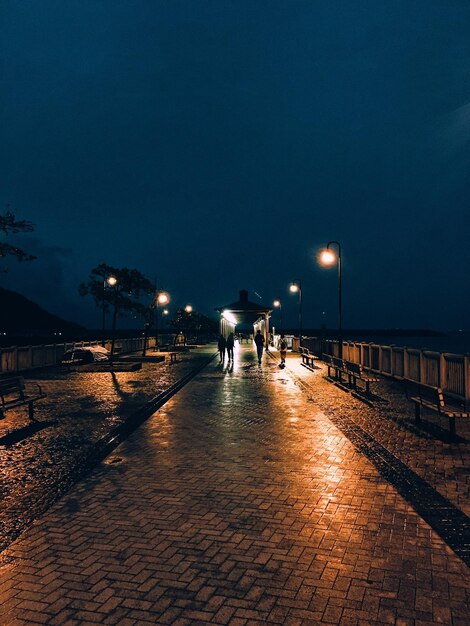 Photo la ville éclairée la nuit