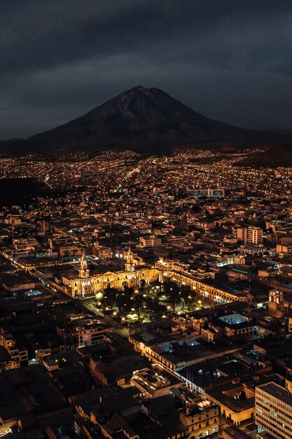 Photo une ville éclairée la nuit