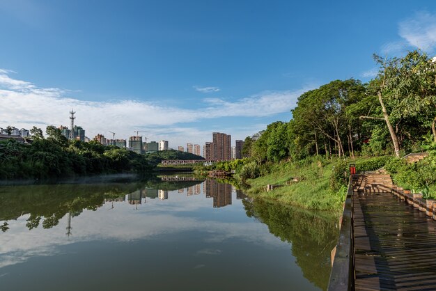 Une ville entourée de lacs et de forêts, sous le ciel bleu