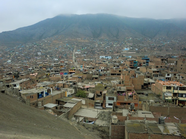 Une ville entre les collines Établissement humain de faibles ressources économiques à Lima Comas Pérou