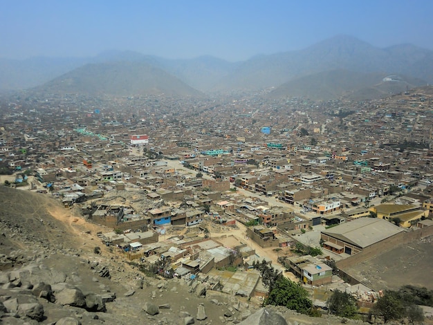 Une ville entre les collines. Établissement humain de faibles ressources économiques à Lima - Comas - Pérou.