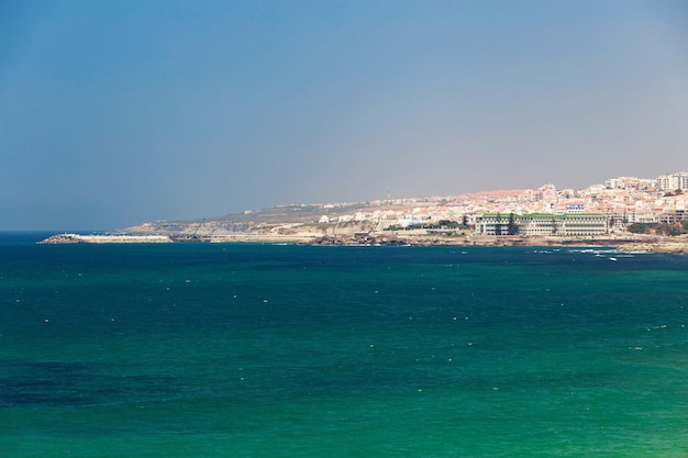 Ville d&#39;Ericeira et mer verte