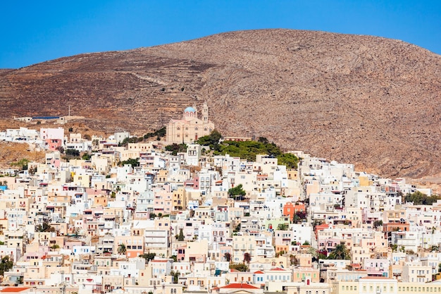 Ville d'Ermoupoli sur l'île de Syros. Syros ou Siros est une île grecque des Cyclades, dans la mer Égée.