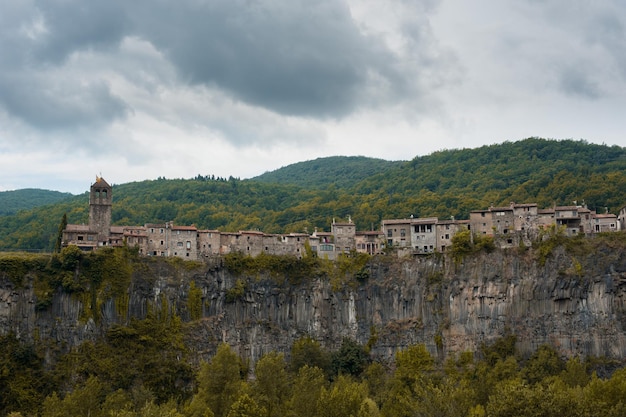 La ville espagnole de Castellfollit de la Roca vue de côté.