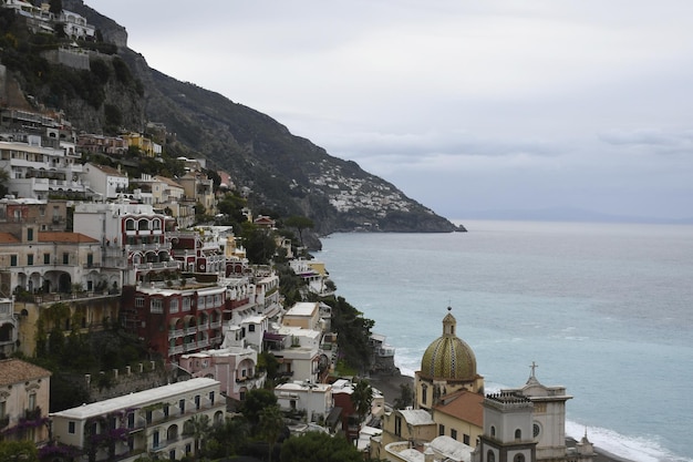 Photo une ville est entourée d'une montagne et l'océan est visible