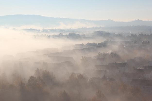 Une ville est enveloppée de brouillard et de brouillard.