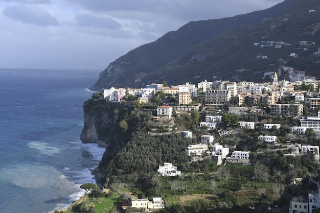 Photo une ville est située sur une falaise surplombant l'océan