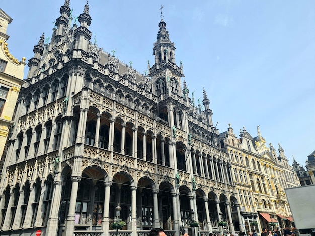 Photo une ville est une ville avec un grand bâtiment avec une grande façade ornée.