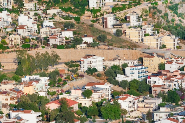 Ville avec une façade blanche et des toits de tuiles rouges dans les montagnes vue d'en haut