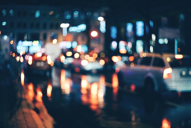 Ville floue la nuit. Bokeh