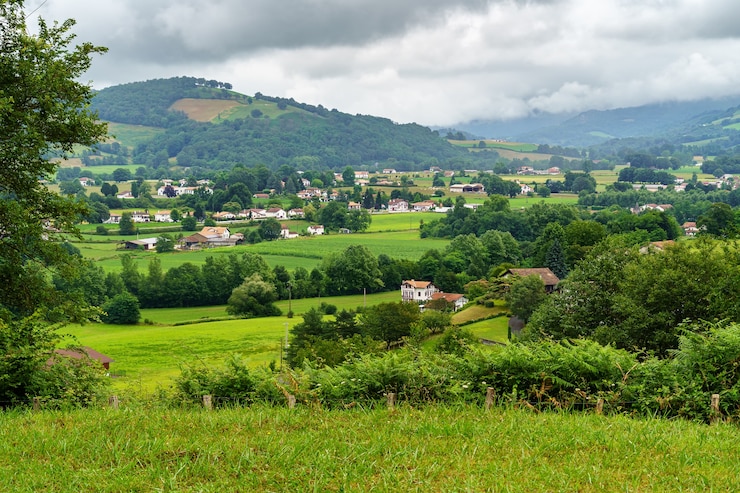 Photo ville française de san juan au pied du port. montagnes et brouillard en arrière-plan. france
