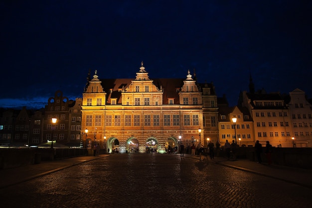 La ville de Gdansk dans le nord de la Pologne la nuit