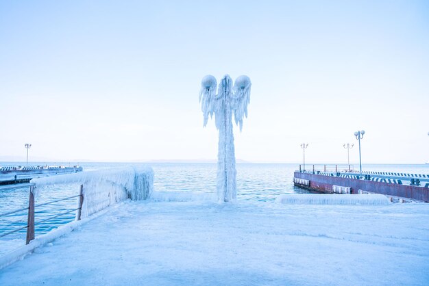 Ville gelée après une pluie verglaçante Vladivostok Le réverbère est gelé Ville d'hiver dans la glace