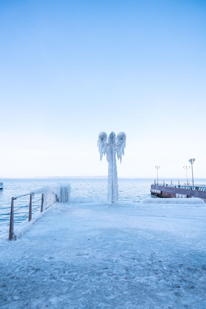 Ville gelée après une pluie verglaçante Vladivostok Le réverbère est gelé Ville d'hiver dans la glace