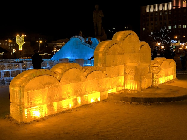 Une ville de glace dans une ville russe d'hiver