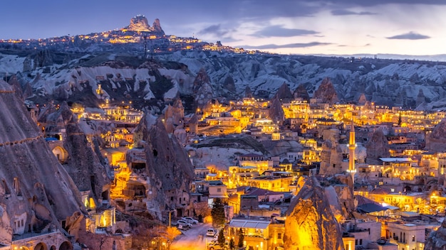 Ville de Göreme au crépuscule Célèbre centre touristique de vols en montgolfière en Cappadoce Turkiye Vue aérienne crépuscule Ville de Göreme depuis la montagne Vue nocturne de Göreme Cappadoce Turquie