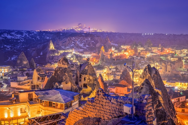 Ville de Göreme dans la nuit en Cappadoce, Anatolie centrale, Turquie