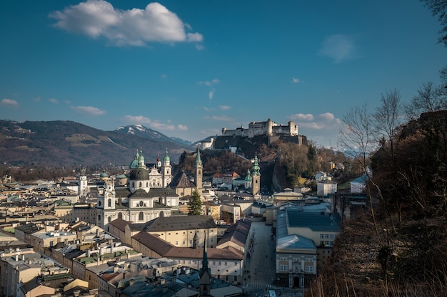 Ville historique de Salzbourg avec la forteresse de Hohensalzburg dans la belle lumière du soir à l'automne en Autriche