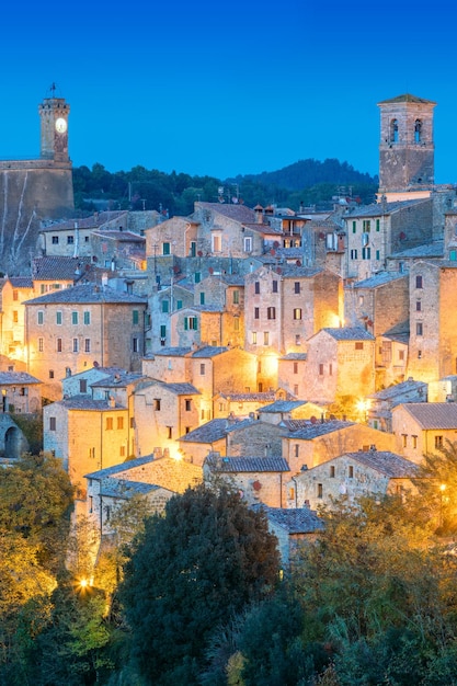 Ville historique de Sorano dans la nuit du soir avec de vieux bâtiments de tradition et d'éclairage Vieille petite ville de la province de Grosseto Toscane Toscane Italie Europe