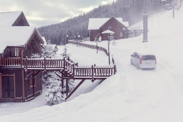 Ville d'hiver dans les montagnes