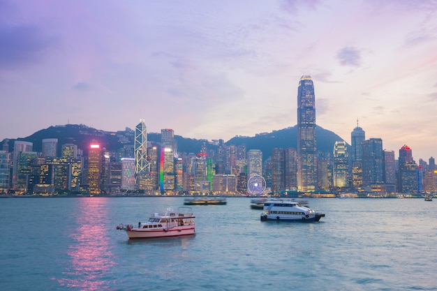 La ville de Hong Kong, vue du port de Victoria