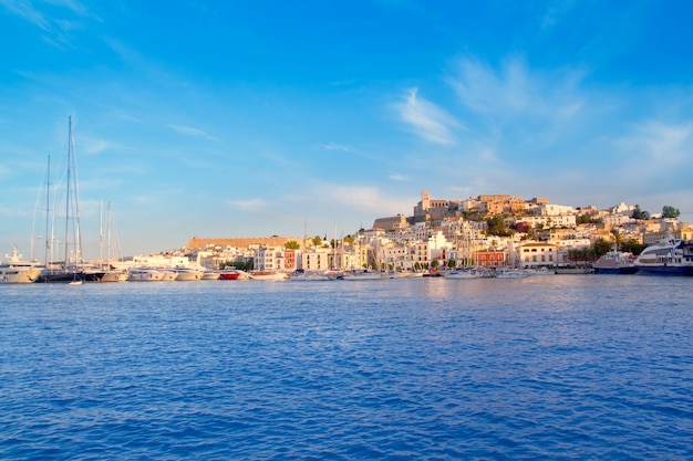 Ville d&#39;Ibiza Eivissa avec la Méditerranée bleue