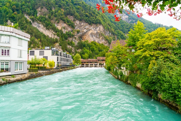 Ville d&#39;Interlaken avec la rivière Thunersee, Suisse