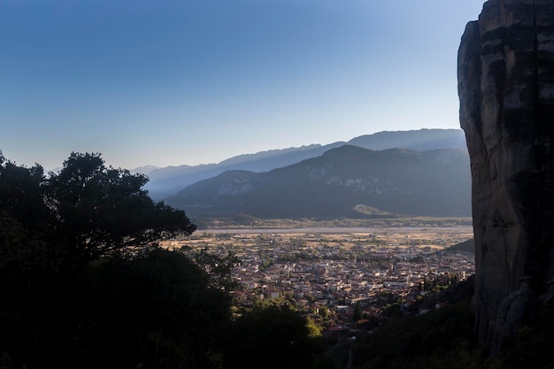 Ville de Kalabaka monastère miraculeux sur rock formation Meteora Grèce