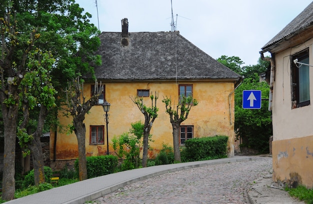 Ville Kandava, Lettonie. Rue une vue urbaine, chemin et maisons, centre de la vieille ville de Lettonie.