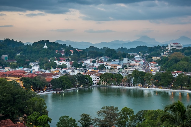 Ville de Kandy et lac, Sri Lanka