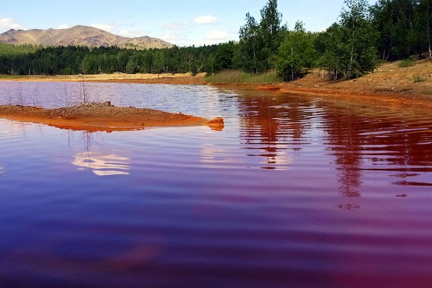 La ville de Karabash, région de Tcheliabinsk, en Russie, un lac près de la rivière SakYelga, l'un des endroits les plus pollués du monde.