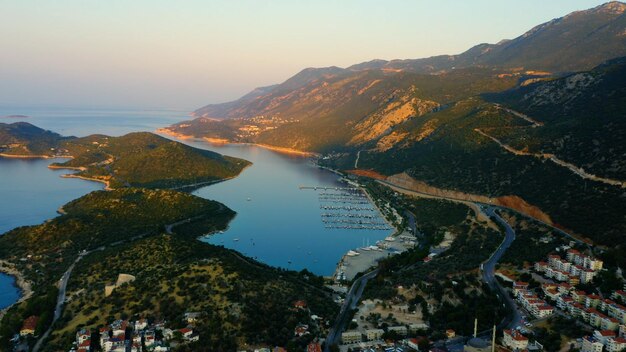 Ville de Kas entourée par la baie de la mer et les montagnes