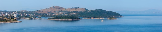 Ville de Ksamil sur le rivage de l'Albanie