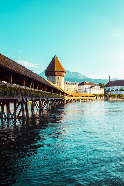 Ville de Lucerne dans les Alpes suisses vieux pont en bois couvert au-dessus de la berge de la rivière et de l'ancienne tour