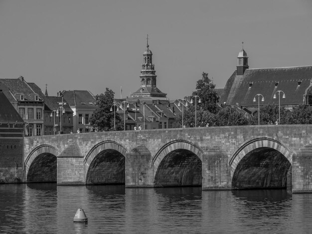 Photo la ville de maastricht sur la meuse