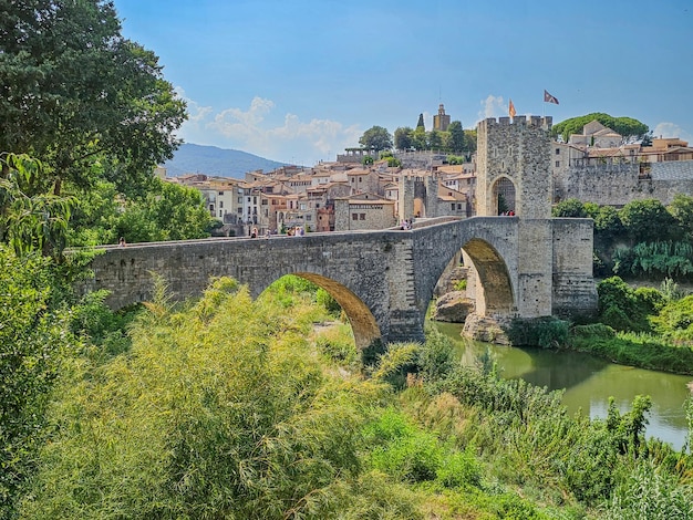 La ville médiévale de Besalu dans la Garrotxa Girona en Catalogne