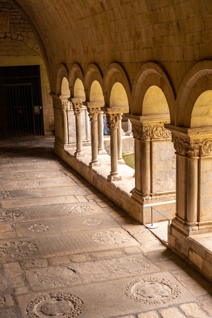 Ville médiévale de Gérone, couloir de colonnes dans la cour de la cathédrale, Costa Brava de Catalogne en Méditerranée. Espagne