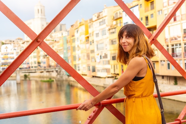 Ville médiévale de Gérone, une jeune femme sur le célèbre pont rouge Pont de les Peixateries Velles, Costa Brava de Catalogne