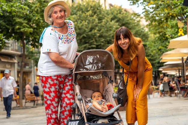 Ville médiévale de Gérone, mère, grand-mère et petit-fils profitant des vacances d'été à pied, la Costa Brava catalane en Méditerranée. Espagne