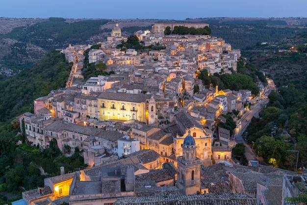 Ville méditerranéenne sur l'île de Sicile