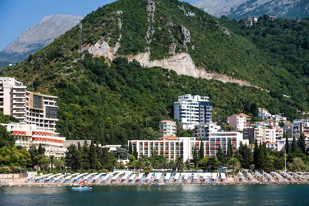 Ville méditerranéenne moderne au monténégro avec vue sur la plage de la station balnéaire de la mer adriatique co...