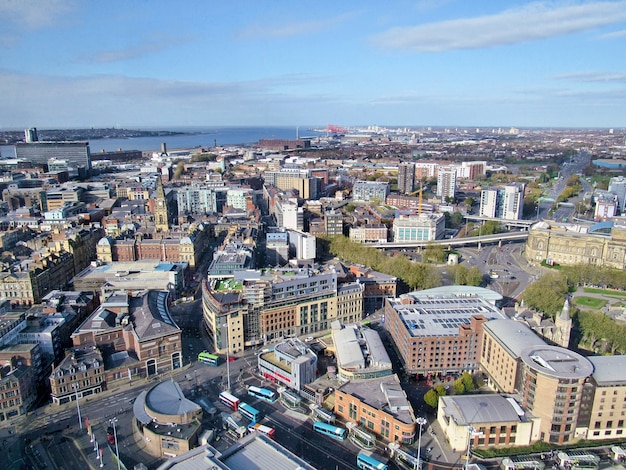 Ville et mer avec une vieille architecture à liverpool