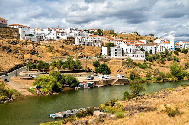 Photo ville de mertola au-dessus de la rivière guadiana en alentejo, portugal