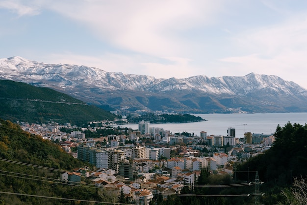 La ville moderne de Budva sur fond de montagnes enneigées