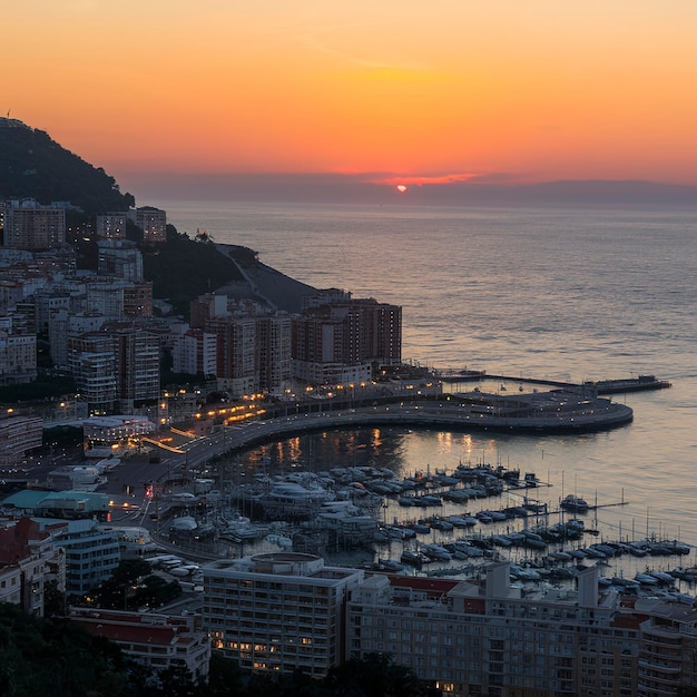 La ville de Monaco à l'aube