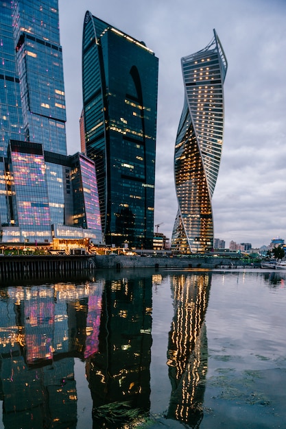 La ville de Moscou domine la nuit. Bâtiments d'affaires. Vue de la ville. Lieu touristique célèbre en Russie. Archirecture skycrappers. Maisons modernes urbaines.